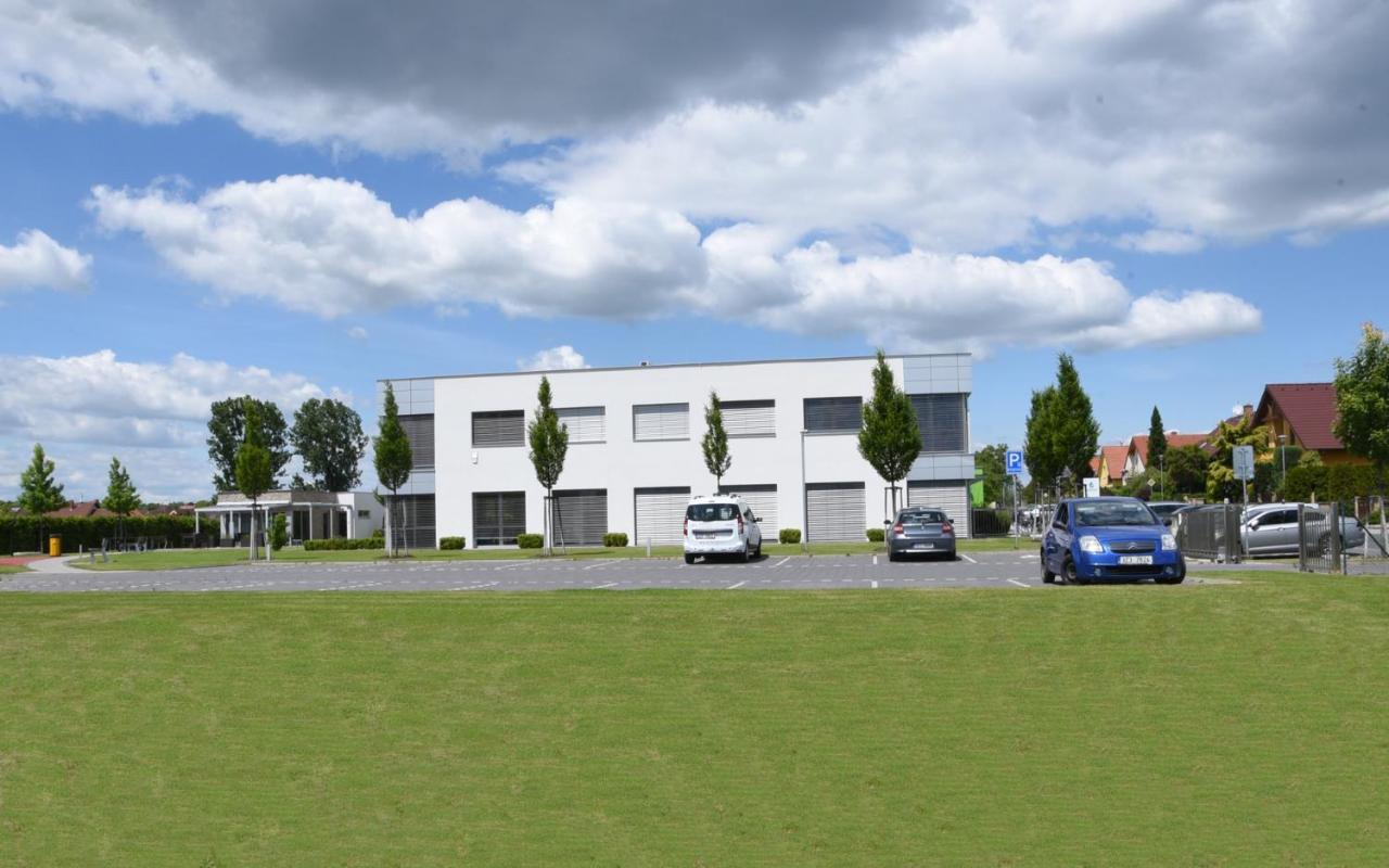 Hotel Harmony Medical & Wellness-Free Parking, 1,8Km From The Center Kromeriz Bagian luar foto