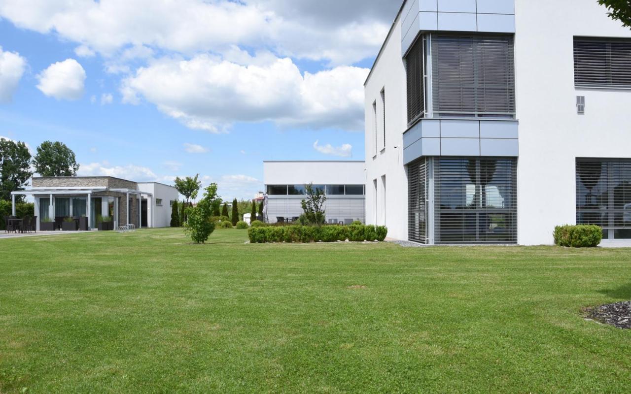 Hotel Harmony Medical & Wellness-Free Parking, 1,8Km From The Center Kromeriz Bagian luar foto