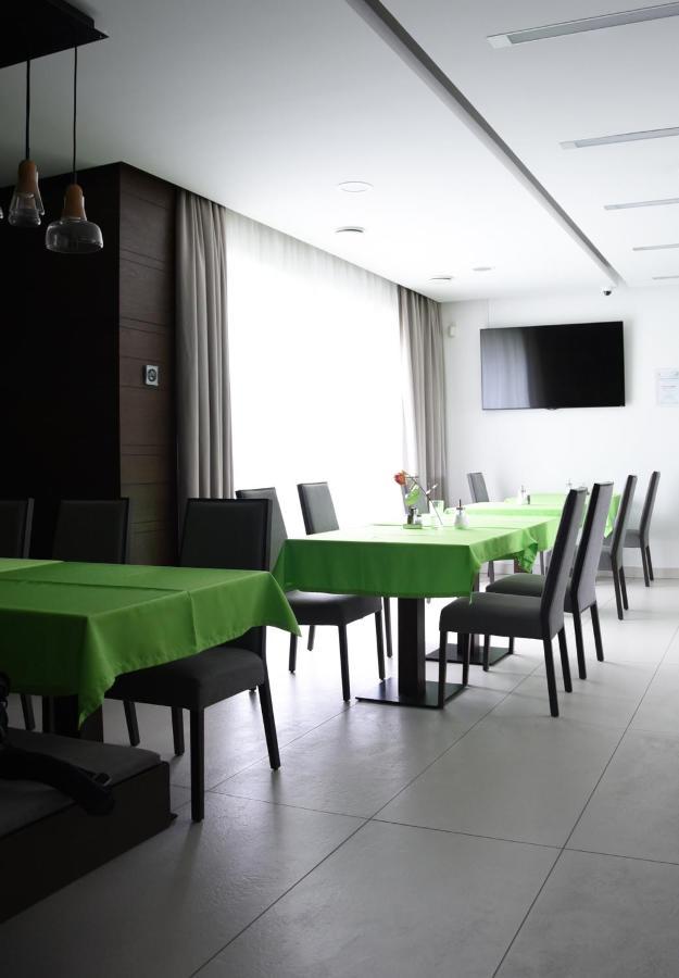 Hotel Harmony Medical & Wellness-Free Parking, 1,8Km From The Center Kromeriz Bagian luar foto